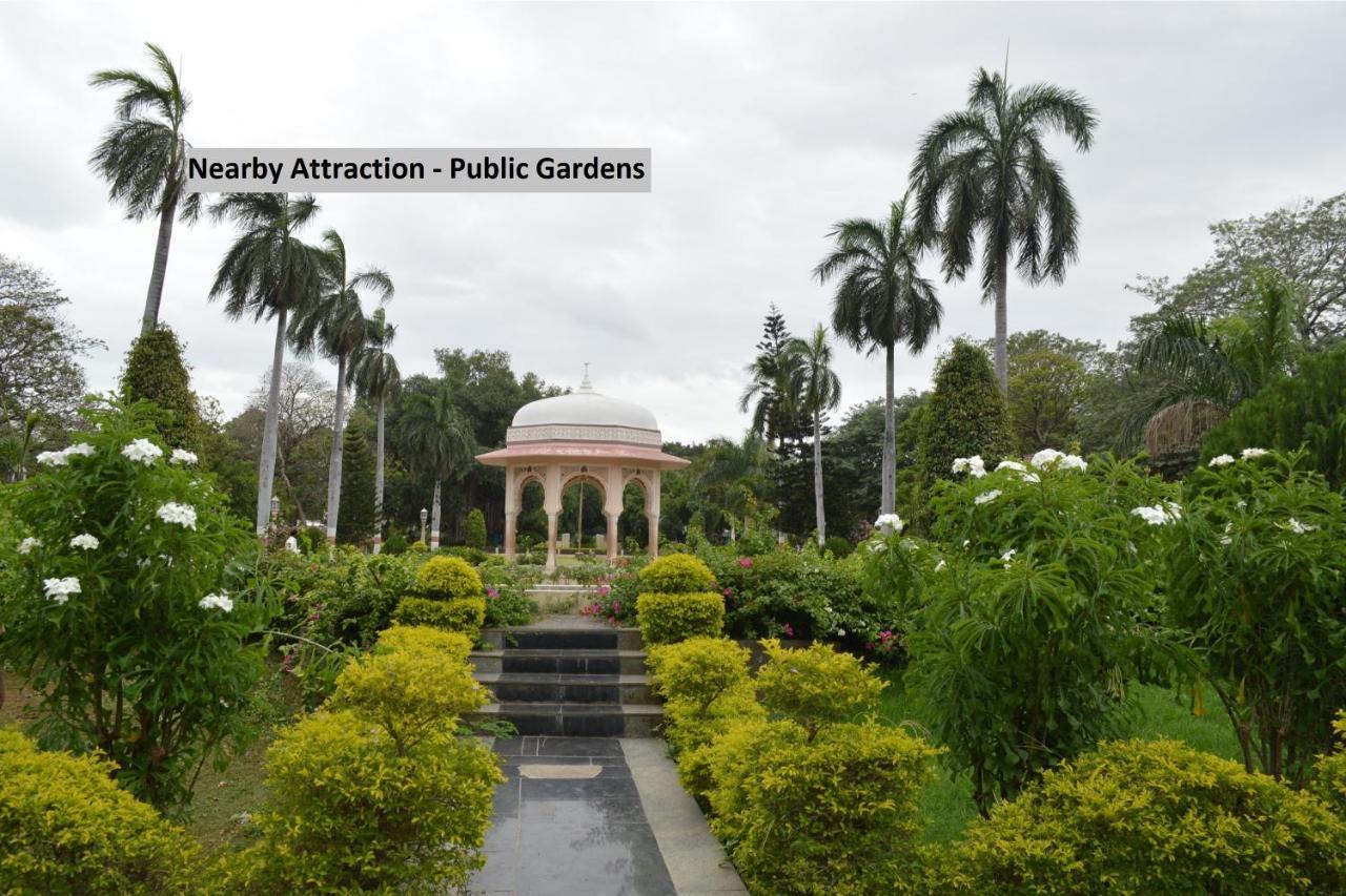 Capital O Hotel Central Park Near Birla Mandir Хайдарабад Экстерьер фото